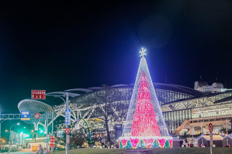 耶誕主樹「禮讚之樹」也將於舊台中火車站前廣場亮相，以9,999朵彩結組成，每朵都代表最深的祝福，傳達面對疫情仍要團結守護的意象。