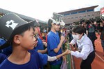 北屯區軍功國小的學生熱情歡迎市長，市長也一一擊掌、揮手致意