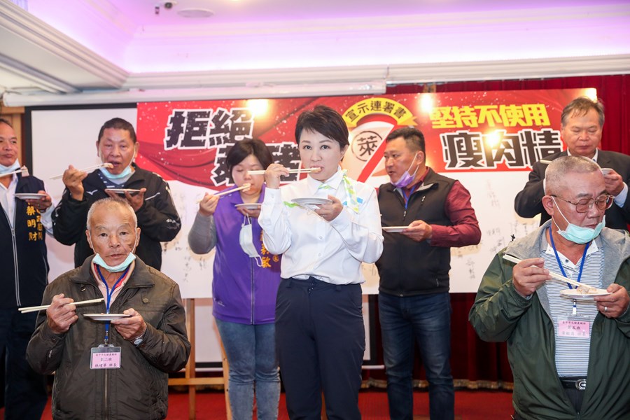 市長與台中市養豬協會及毛豬產銷班班員，全體品嘗台灣國產豬肉