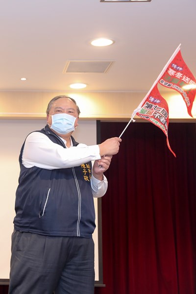 贈送陳副市長旗子