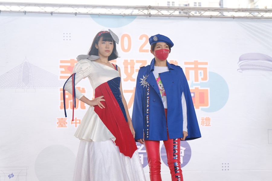 台中家商服裝科同學展示東區-外埔區創意國旗裝競賽作品