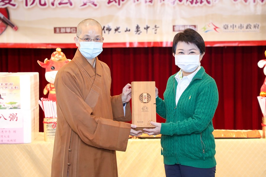 市長贈送台中伴手禮