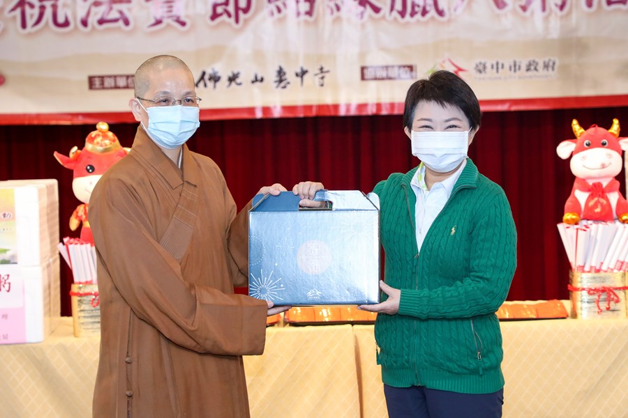 市長贈送台中伴手禮
