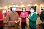 佛光山惠中寺為感謝市府團隊長期對市政的貢獻，準備數千杯美味可口的臘八粥、春聯及紅包致贈洽公民眾及市府員工