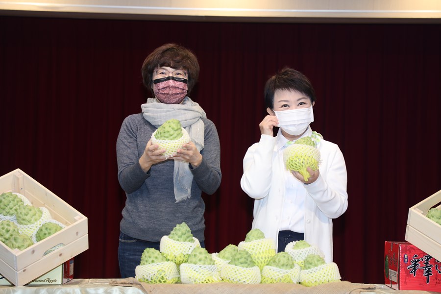 台東縣長饒慶鈴拜會台中，向台中市民推廣台東鳳梨釋迦禮盒，盧市長盡地主之誼親自接待，女力首長攜手支持國內優質農產品。