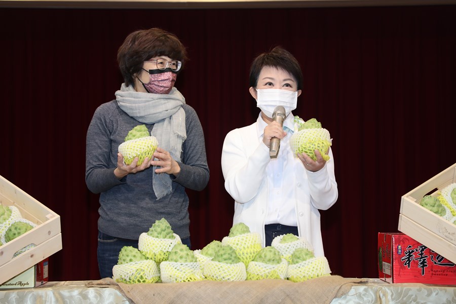 台東縣長饒慶鈴拜會台中，向台中市民推廣台東鳳梨釋迦禮盒，盧市長盡地主之誼親自接待，女力首長攜手支持國內優質農產品。