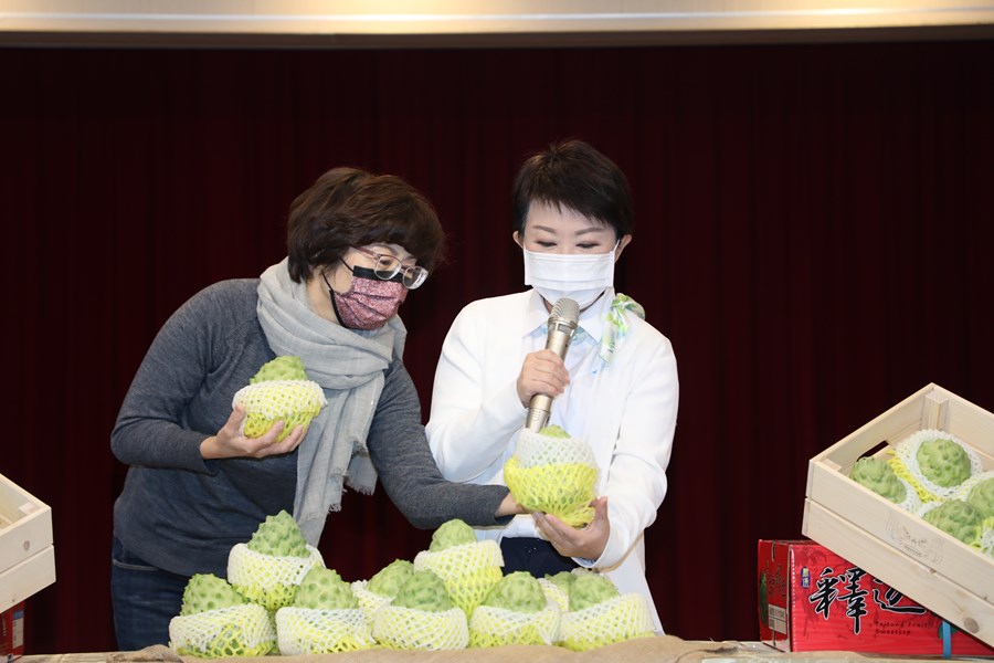 台東縣長饒慶鈴拜會台中，向台中市民推廣台東鳳梨釋迦禮盒，盧市長盡地主之誼親自接待，女力首長攜手支持國內優質農產品。