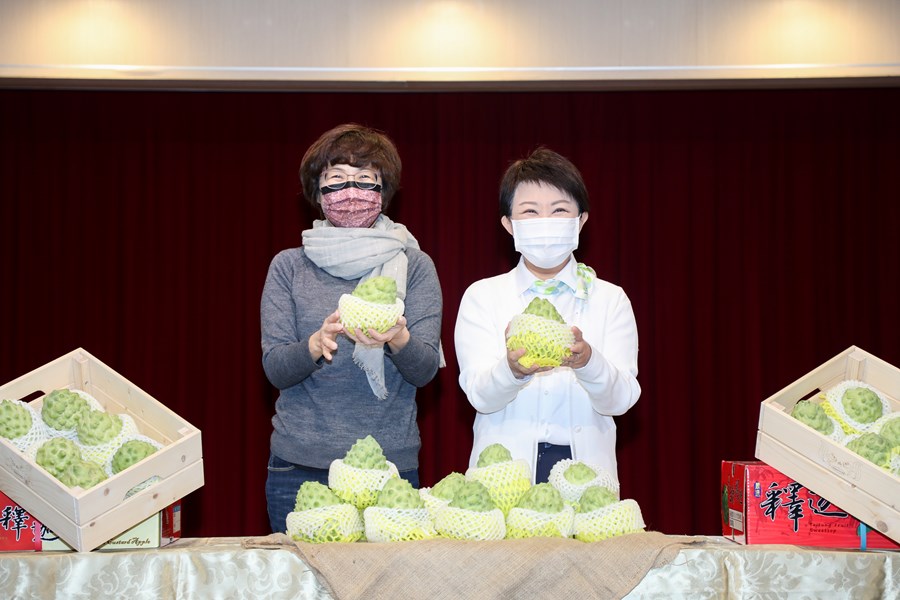 台東縣長饒慶鈴拜會台中，向台中市民推廣台東鳳梨釋迦禮盒，盧市長盡地主之誼親自接待，女力首長攜手支持國內優質農產品。