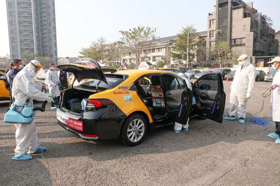 計程車清潔消毒，並發放紫色「本車已消毒」2.0版貼紙，張貼於已消毒的計程車體，提供市民及來自全國各地的遊客認明搭乘。