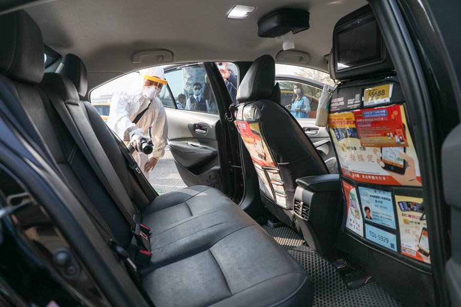 計程車清潔消毒，並發放紫色「本車已消毒」2.0版貼紙，張貼於已消毒的計程車體，提供市民及來自全國各地的遊客認明搭乘。