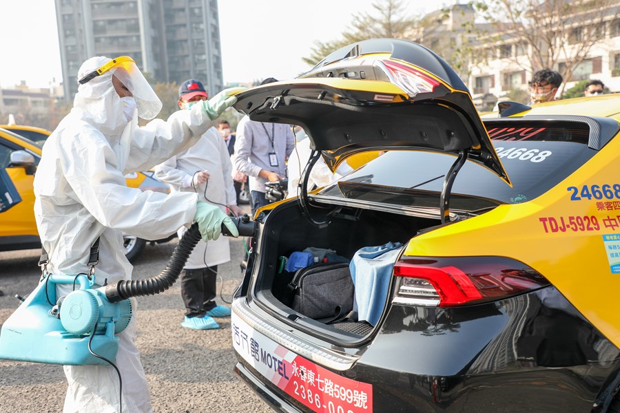 計程車清潔消毒，並發放紫色「本車已消毒」2.0版貼紙，張貼於已消毒的計程車體，提供市民及來自全國各地的遊客認明搭乘。