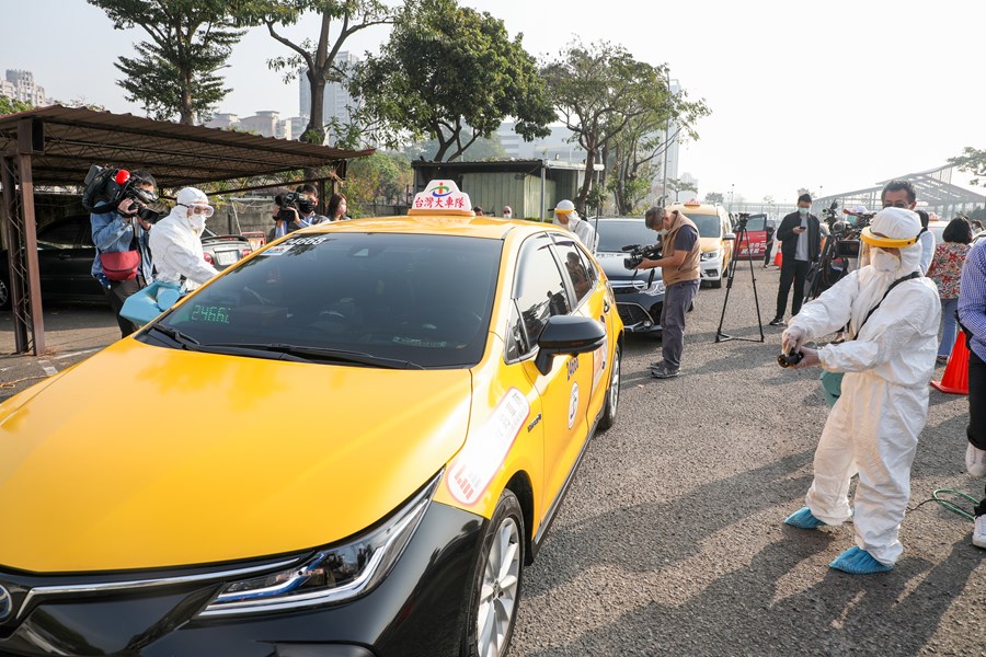 計程車清潔消毒，並發放紫色「本車已消毒」2.0版貼紙，張貼於已消毒的計程車體，提供市民及來自全國各地的遊客認明搭乘。