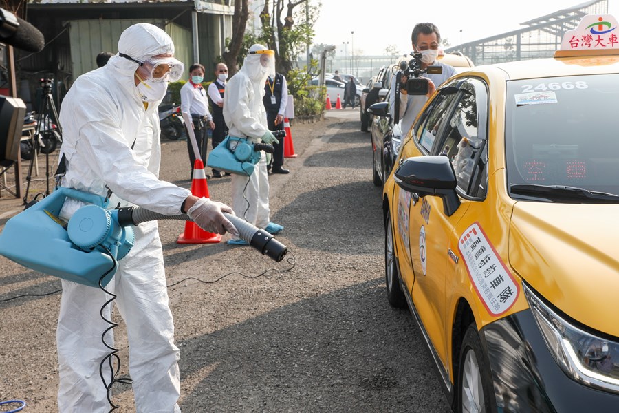 計程車清潔消毒，並發放紫色「本車已消毒」2.0版貼紙，張貼於已消毒的計程車體，提供市民及來自全國各地的遊客認明搭乘。