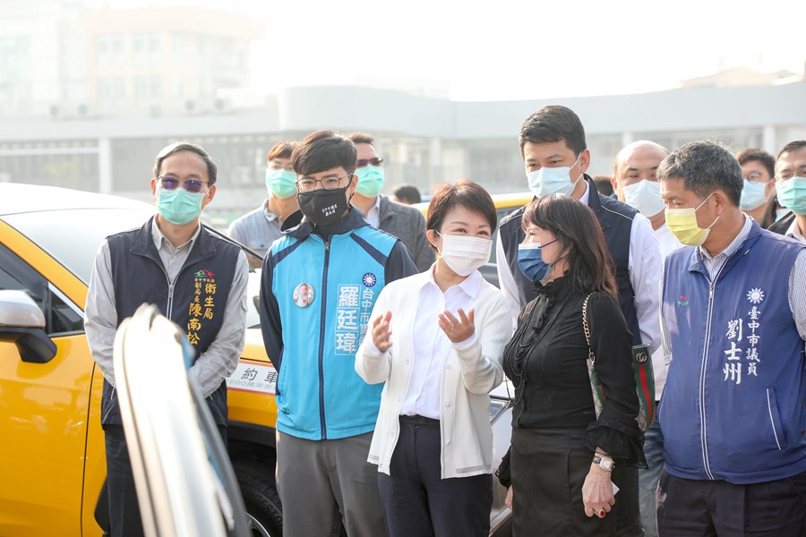 市長視察計程車清潔消毒狀況，並張貼紫色「本車已消毒」2.0版貼紙於已消毒的計程車體，提供市民及來自全國各地的遊客認明搭乘。