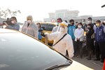市長視察計程車清潔消毒狀況，並張貼紫色「本車已消毒」2.0版貼紙於已消毒的計程車體，提供市民及來自全國各地的遊客認明搭乘。