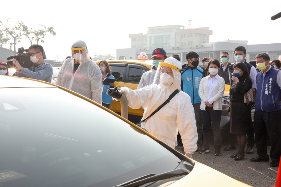 市長視察計程車清潔消毒狀況，並張貼紫色「本車已消毒」2.0版貼紙於已消毒的計程車體，提供市民及來自全國各地的遊客認明搭乘。