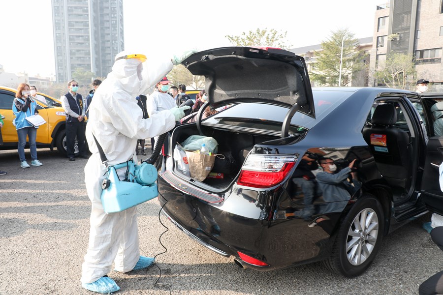 計程車清潔消毒，並發放紫色「本車已消毒」2.0版貼紙，張貼於已消毒的計程車體，提供市民及來自全國各地的遊客認明搭乘。