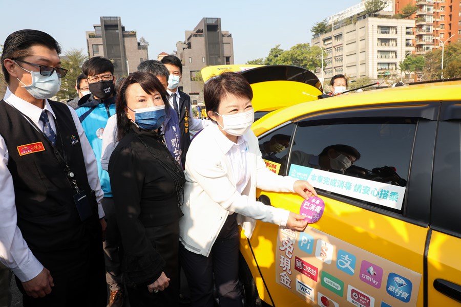 市長視察計程車清潔消毒狀況，並張貼紫色「本車已消毒」2.0版貼紙於已消毒的計程車體，提供市民及來自全國各地的遊客認明搭乘。