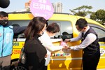 市長視察計程車清潔消毒狀況，並張貼紫色「本車已消毒」2.0版貼紙於已消毒的計程車體，提供市民及來自全國各地的遊客認明搭乘。
