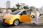 計程車清潔消毒，並發放紫色「本車已消毒」2.0版貼紙，張貼於已消毒的計程車體，提供市民及來自全國各地的遊客認明搭乘。