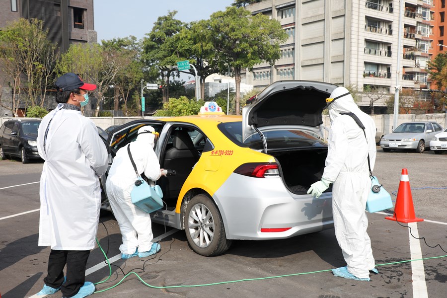 計程車清潔消毒，並發放紫色「本車已消毒」2.0版貼紙，張貼於已消毒的計程車體，提供市民及來自全國各地的遊客認明搭乘。