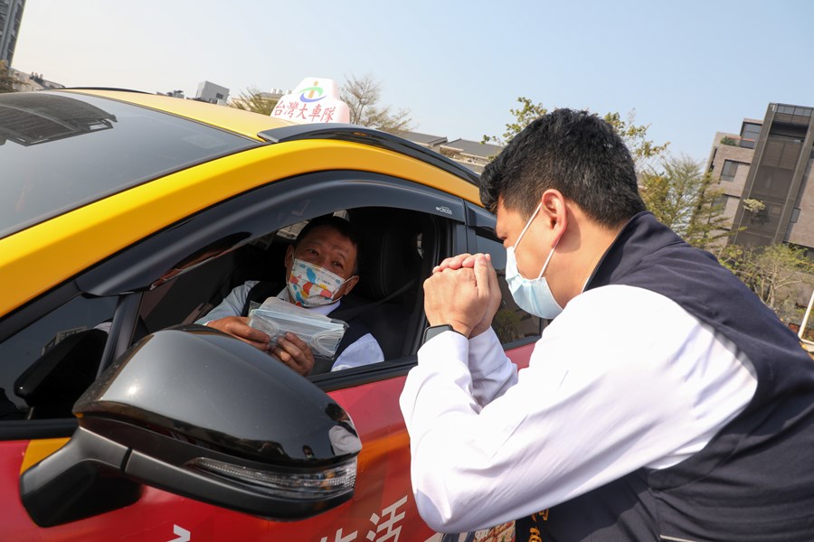 交通局長發送口罩及市長小紅包，感謝計程車司機的辛勞