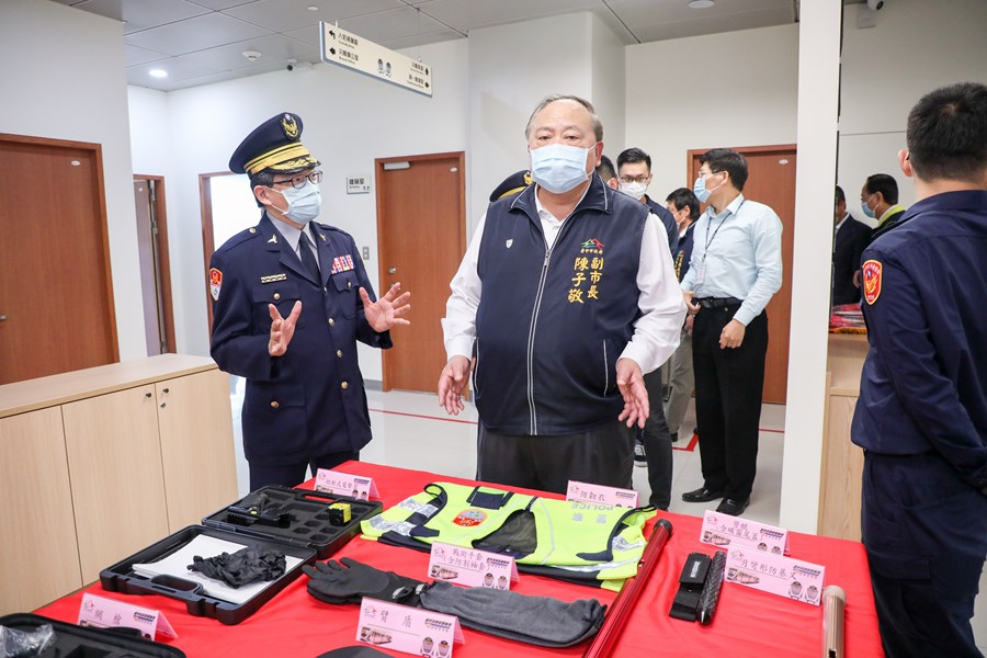 陳副市長巡視捷運警察隊的辦公環境，及關心員警工作狀況。