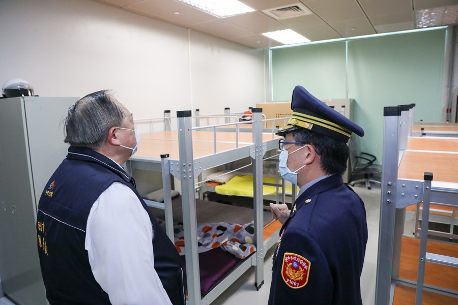 陳副市長巡視捷運警察隊的辦公環境，及關心員警工作狀況。
