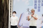 此屆文學貢獻獎得主為台中原住民作家瓦歷斯‧諾幹，出生於台中市和平區泰雅族部落，擅長以寫實手法書寫大台中地區的自然與風土，作品獲獎無數；更以實際行動回到部落，投身於基礎教育，將閱讀與寫作向下扎根，為部落文化築基，更將原住民文化推向世界，深具代表性。