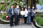 與市長合影