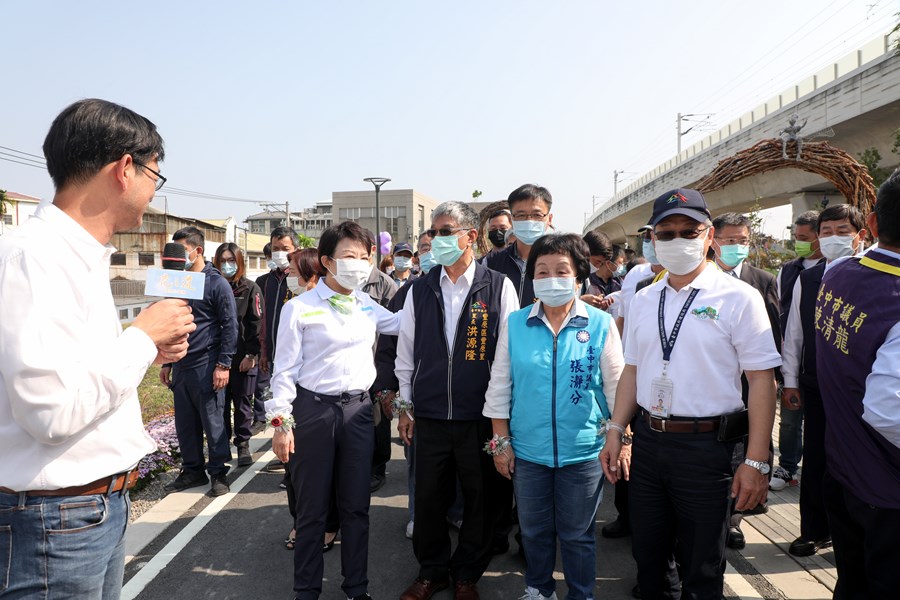 市長參觀欣賞花之道豐原心鎖橋裝置藝術造景