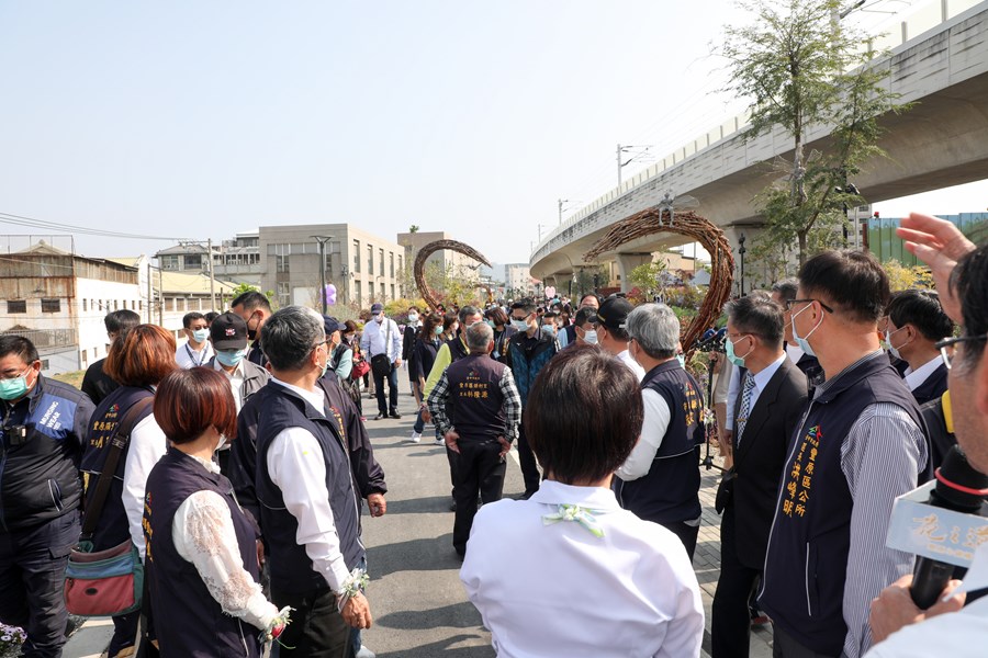 市長參觀欣賞花之道豐原心鎖橋裝置藝術造景