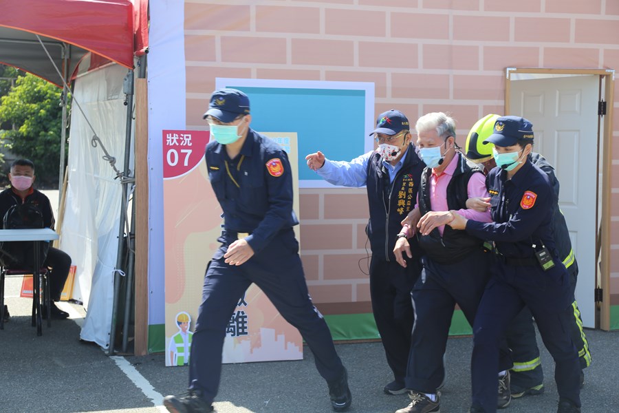 里長及員警演練強制撤力民眾