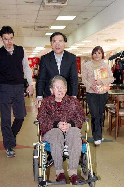 蔡副市長慰訪財團法人臺灣省私立菩提仁愛之家致贈慰問金