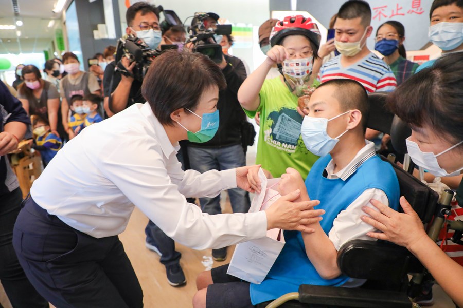 視察愛心家園，關心停水首日用水狀況