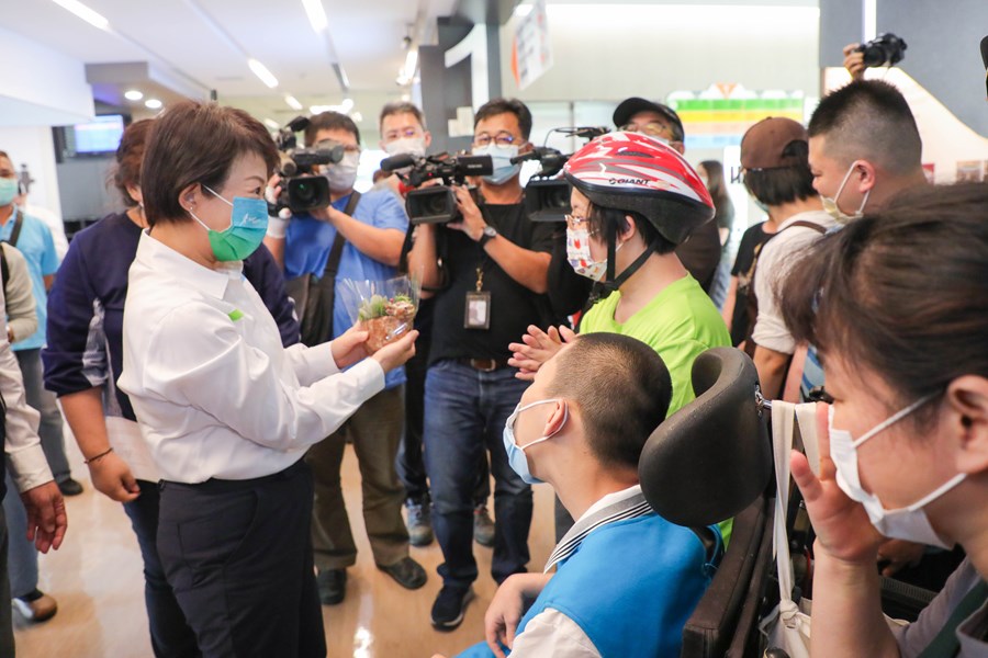 視察愛心家園，關心停水首日用水狀況