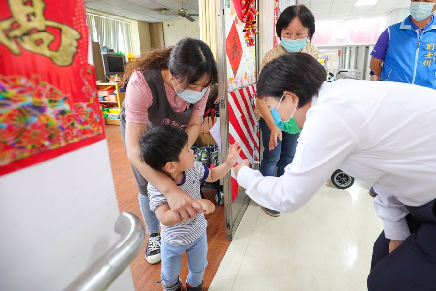 視察愛心家園，關心停水首日用水狀況