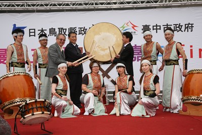 三德山行者太鼓保存會和太鼓表演