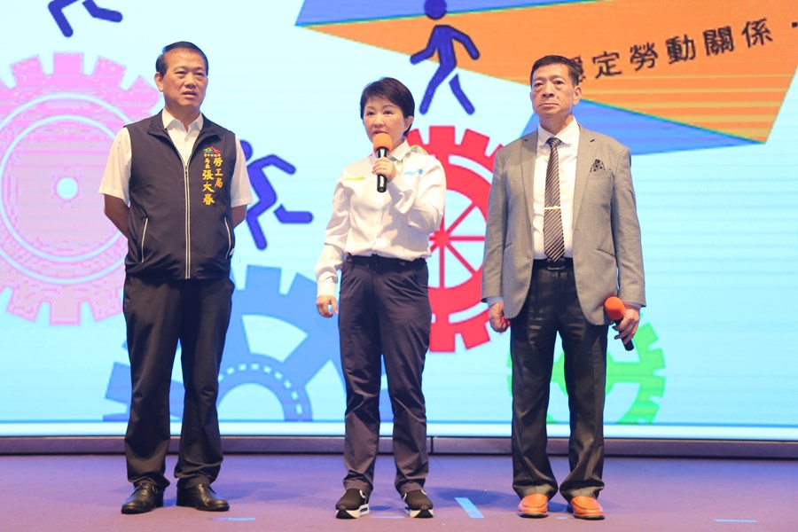 勞工局長張大春、盧市長、台中市職業總工會理事長陳凱茂