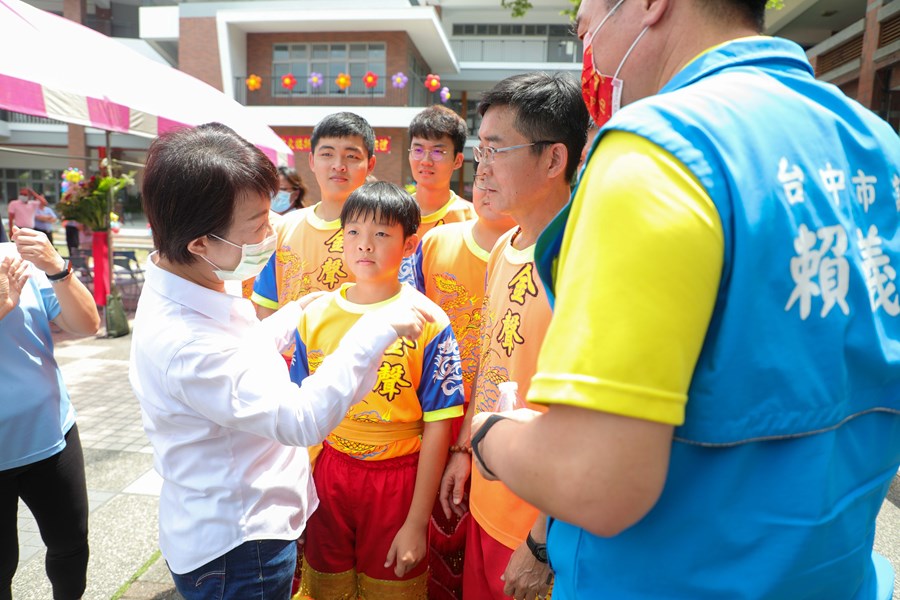 與市長合影