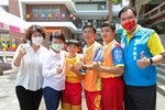與市長合影
