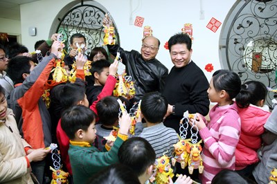 慰問大甲鎮瀾兒童家園並致贈「2012中臺灣元宵燈會」小提燈