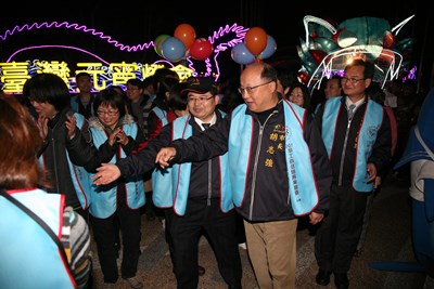 宣導「100年工商及服務業普查」--與統計布娃娃--海豚寶寶、普查工作同仁及現場民眾合影