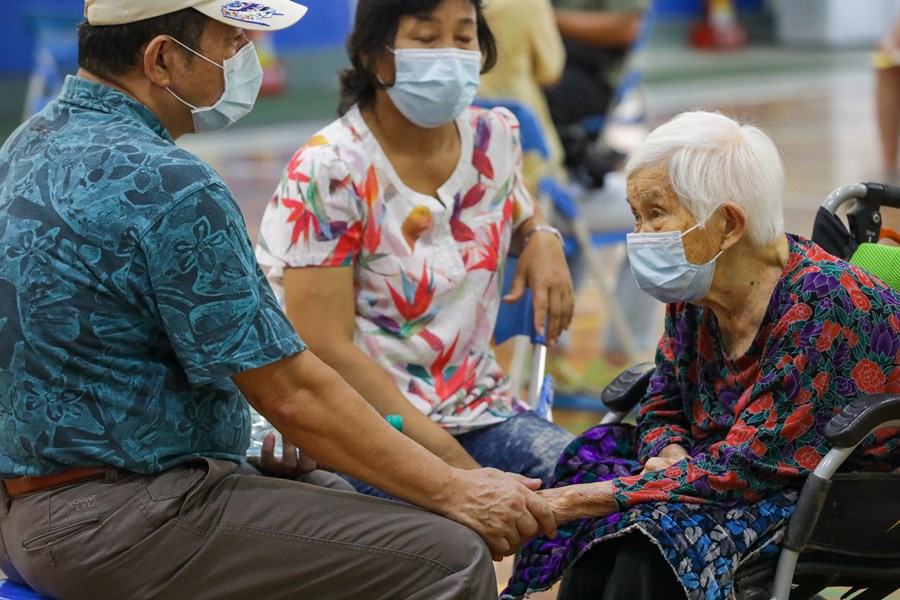 視察復康巴士接送長輩施打疫苗情形