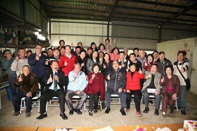 胡市長伉儷關心外埔區紅龍果產銷班第1班紅龍果生產電照設備（班長: 范振清）