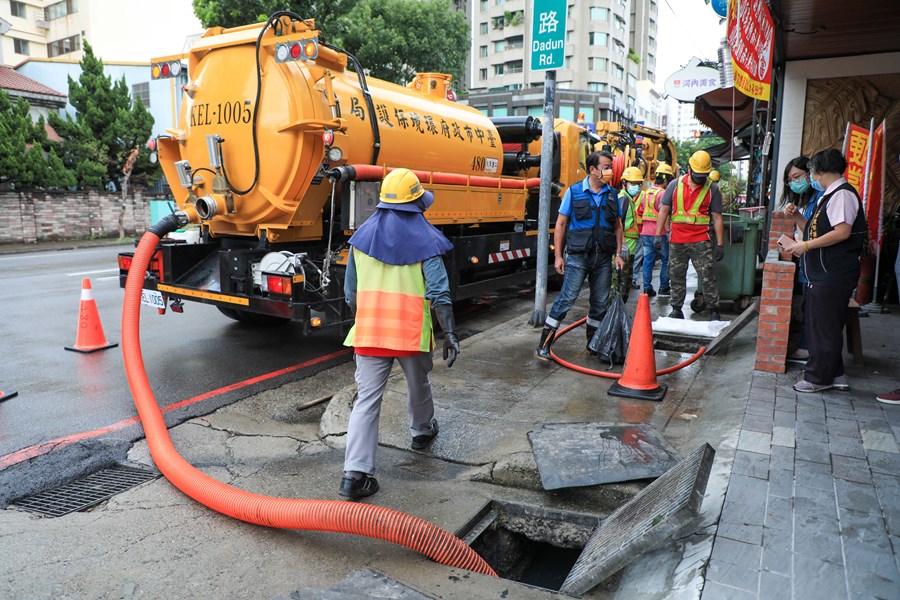 視察南屯區道路側溝清疏