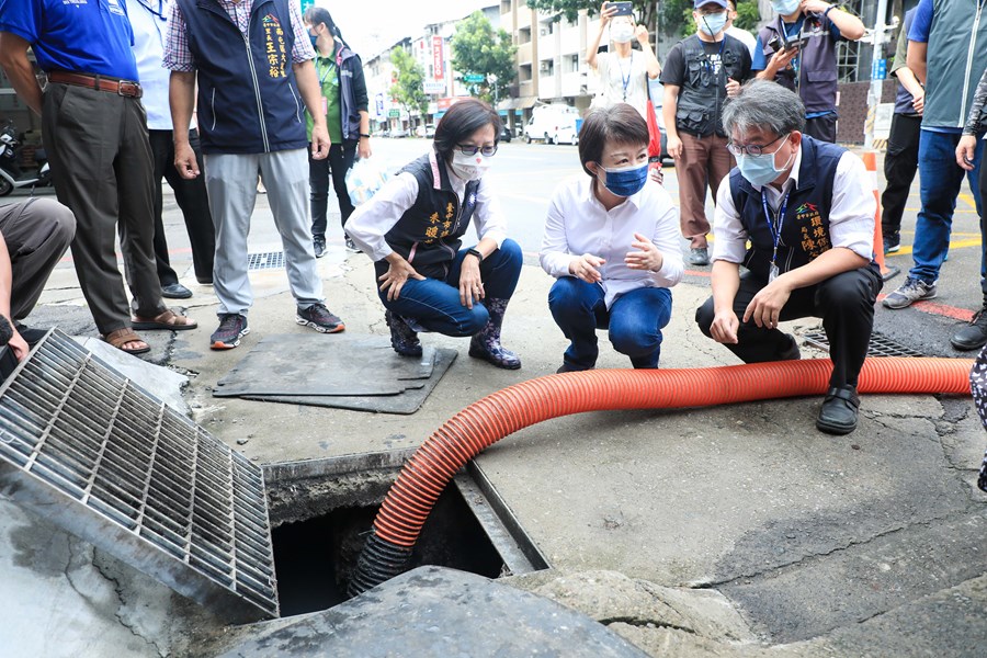 視察南屯區道路側溝清疏