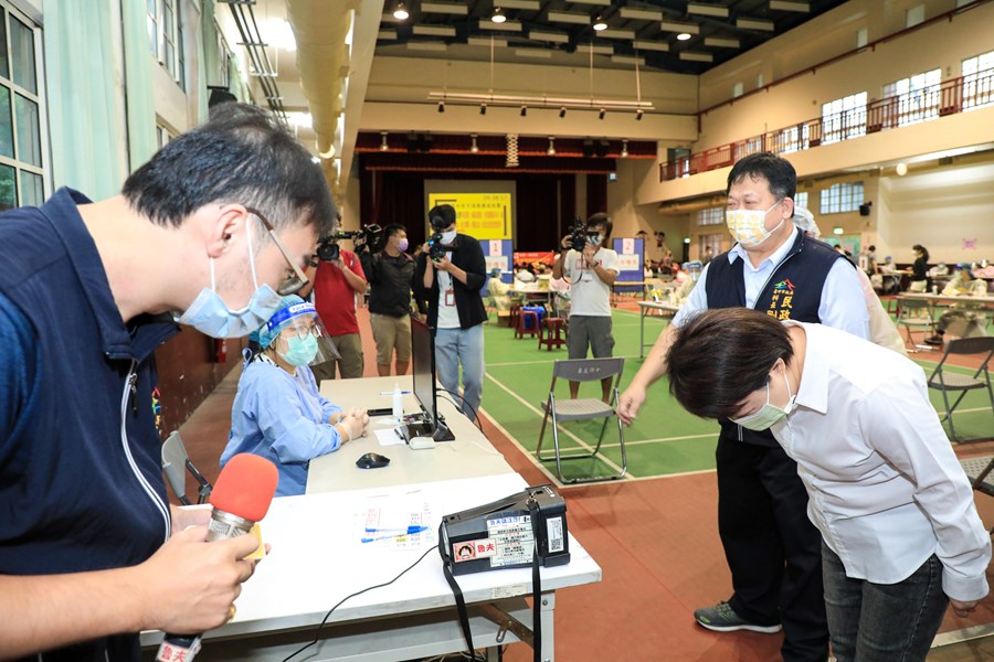 天候不穩關心、視察疫苗快打站施打狀況