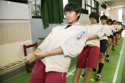 市立大里高中女子拔河隊參加「2012世界拔河公開賽」行前加油打氣