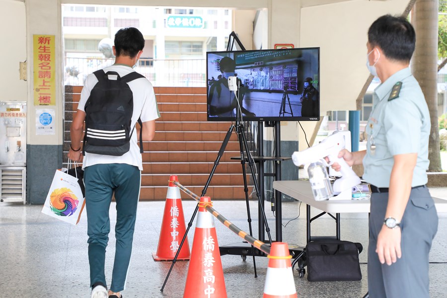 視察僑泰高中開學前防疫準備